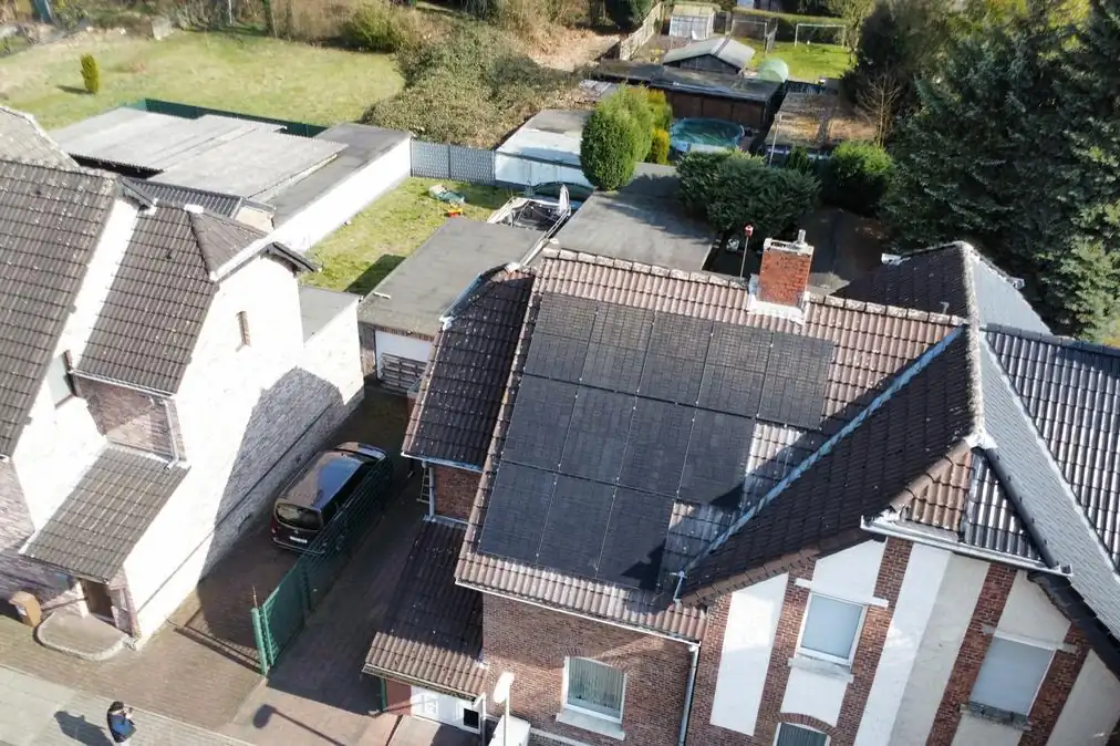 Wohnhaus mit belegtem Satteldach im Raum Hannover, Luftbild