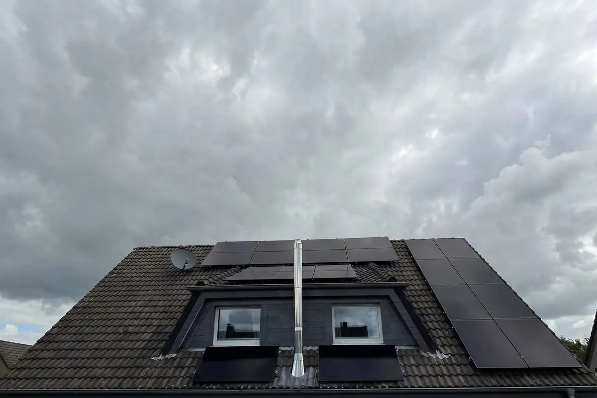 Vollflaechig belegtes Dach einer Photovoltaikanlage im Raum Hannover